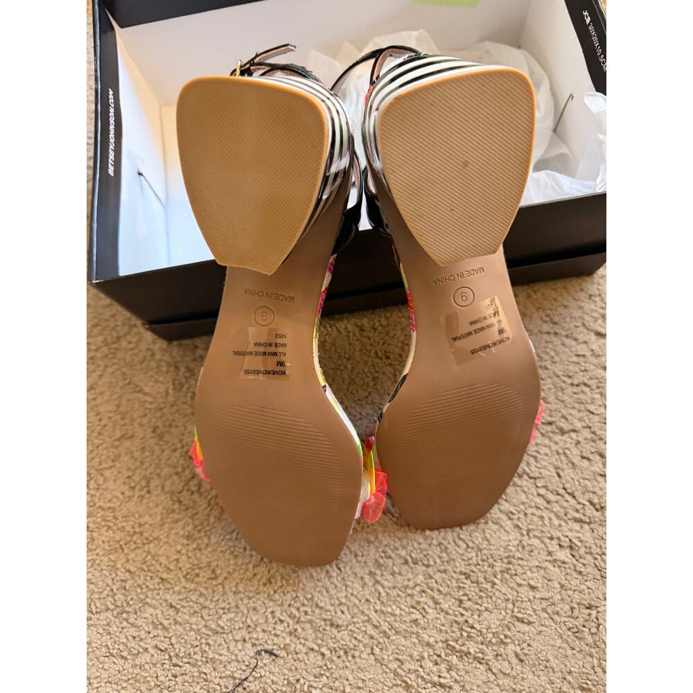Betsey Johnson Flower Chunky Heel Sandal Size 9 - Picture 3 of 4